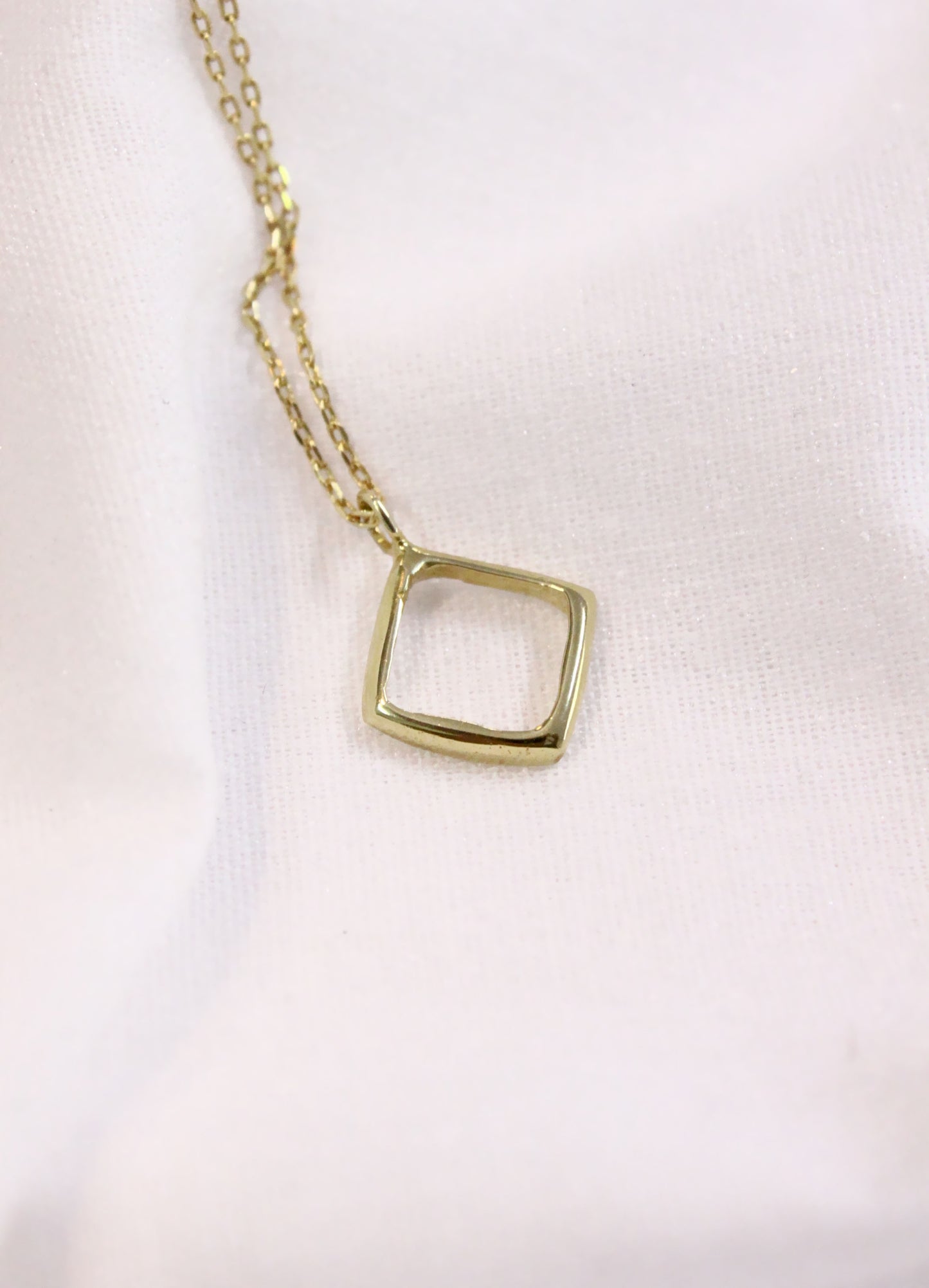 Etri Necklace Gold
