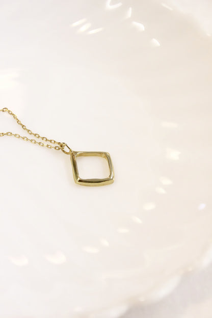 Etri Necklace Gold