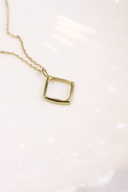 Etri Necklace Gold