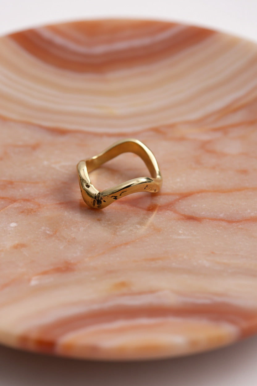 Gold ring wavy molten liquid 