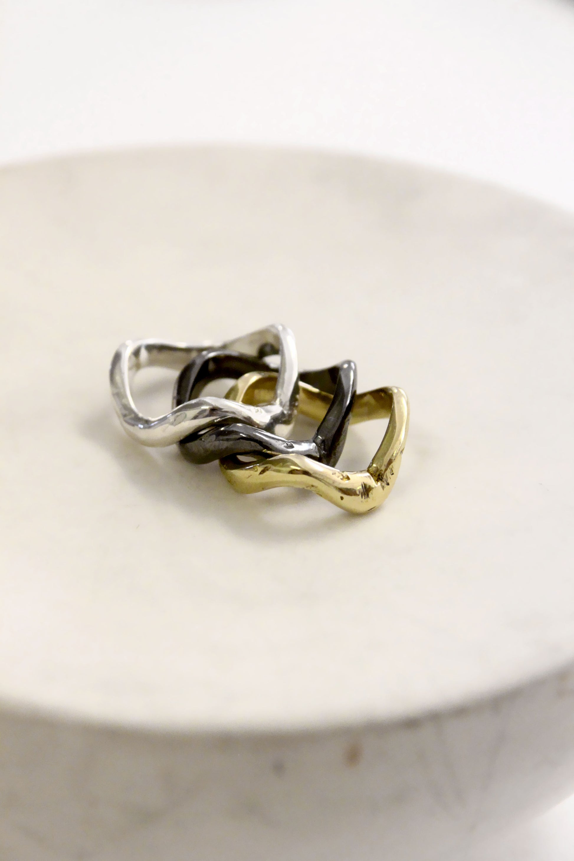 Stack wavy molten rings