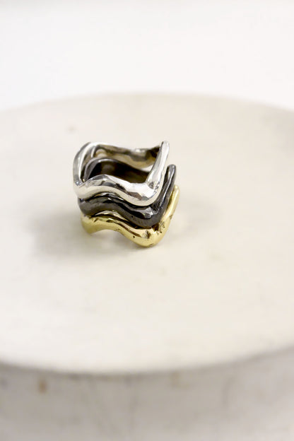 Three-toned ring with wavy design