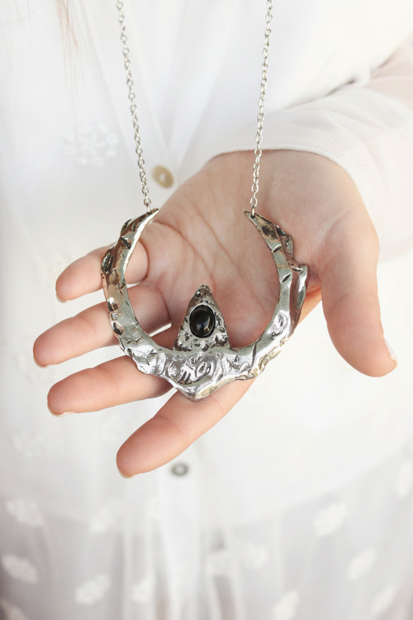 Horsheshoe silver necklace with a black onyx