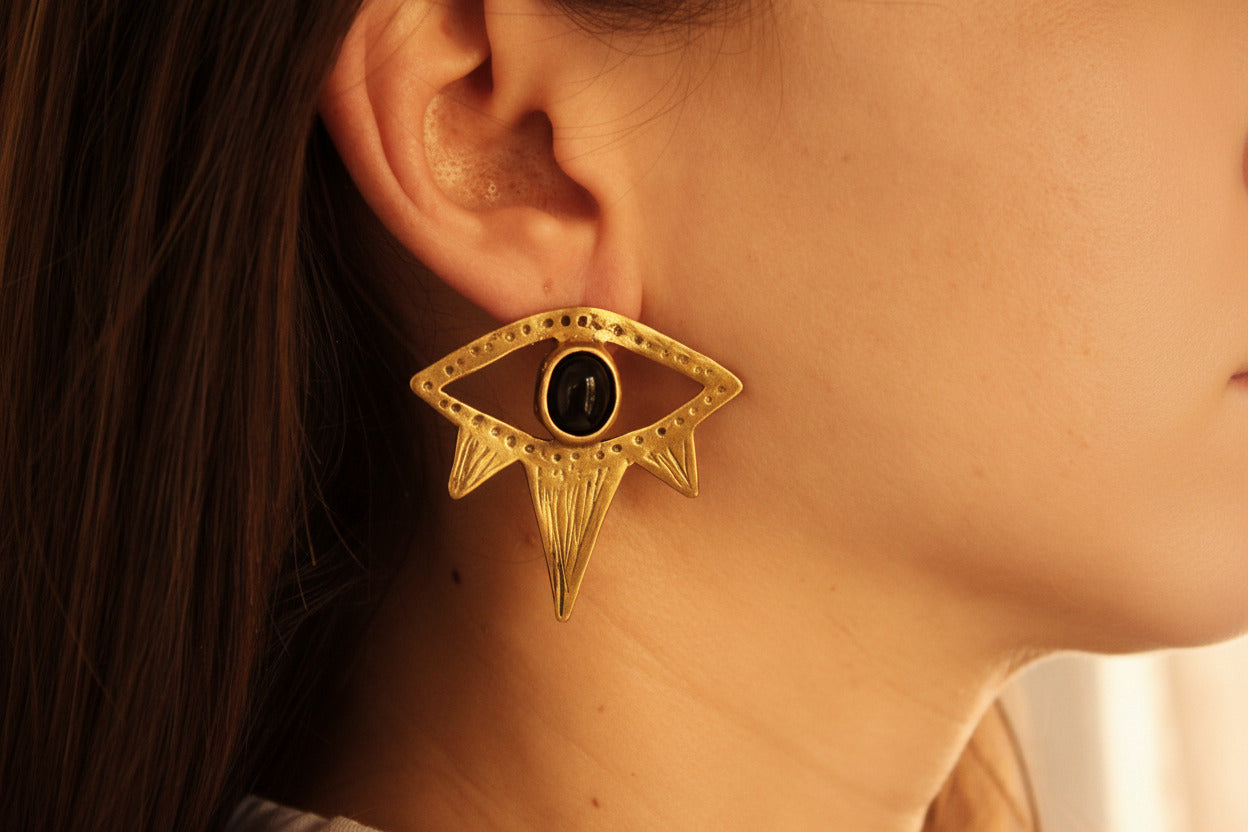 Gold eye-shaped earring 