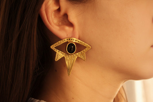 Gold eye-shaped earring 