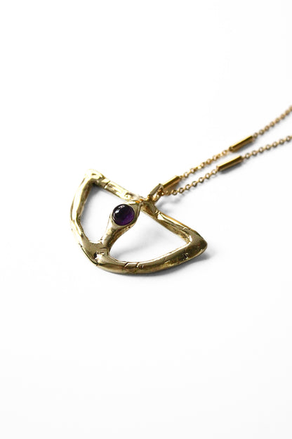 Gold necklace with a amethyst gemstone 