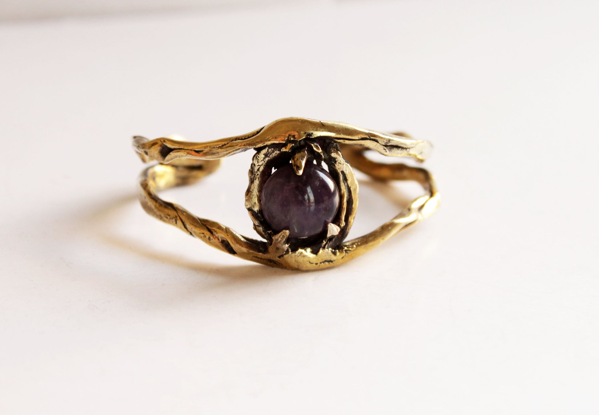 Gold cuff with amethyst gemstone