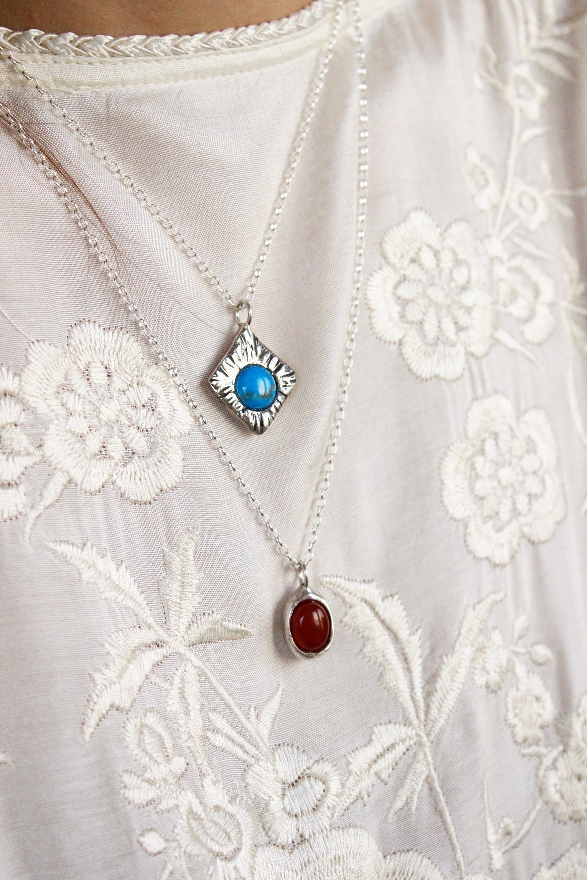 Necklace with turquoise and canelian crystals
