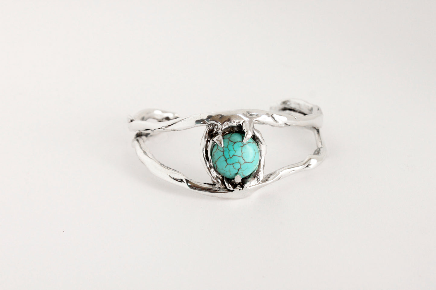 Silver bracalet with a turquoise stone 