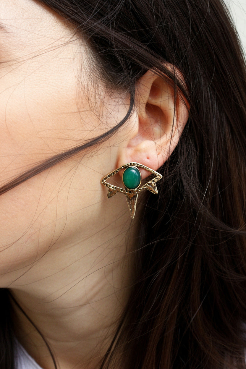 Eye earring gold and green onyx.