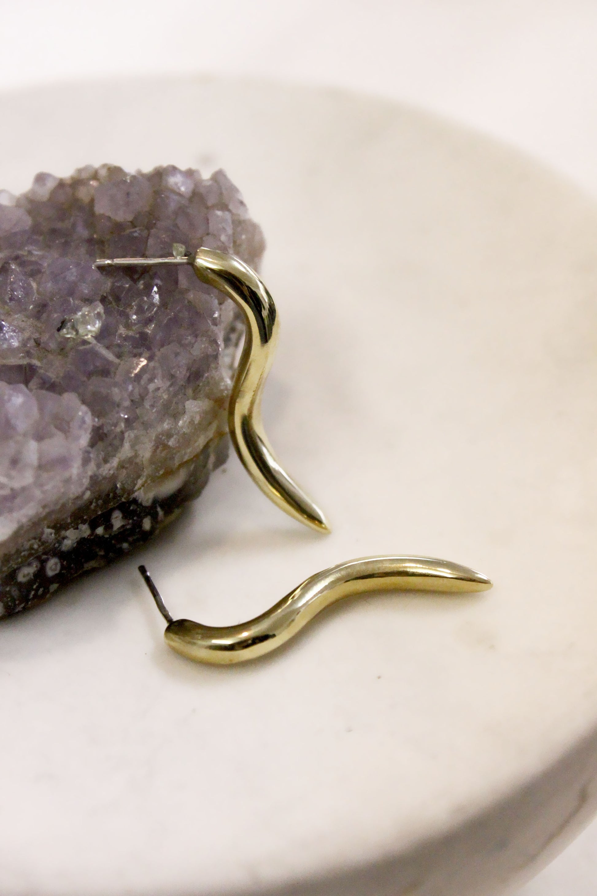 Gold earrings with a amethyst crystal 
