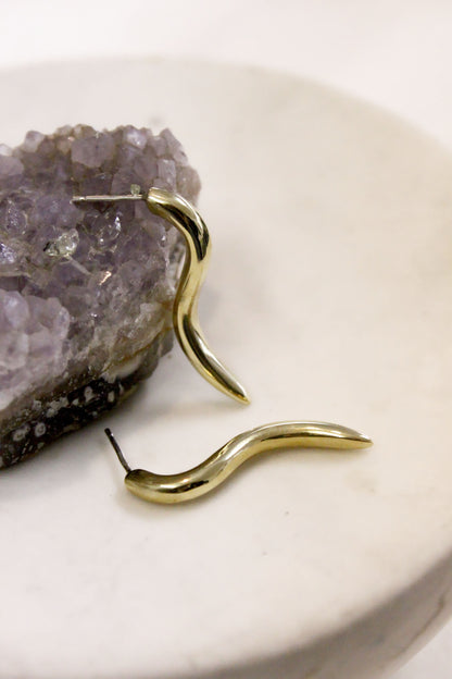 Gold earrings with a amethyst crystal 