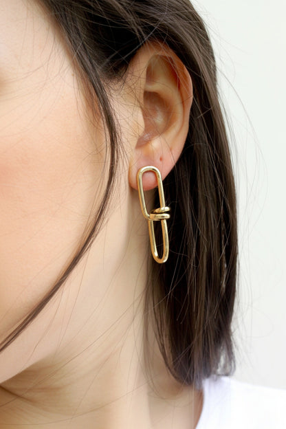 Gold knot earring 