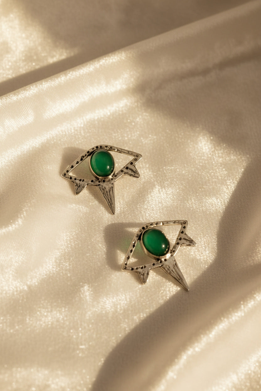 Pair of small eyes earrings with green gemstones 