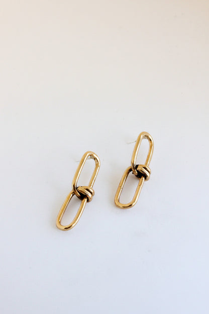 Pair of knot gold earrings 