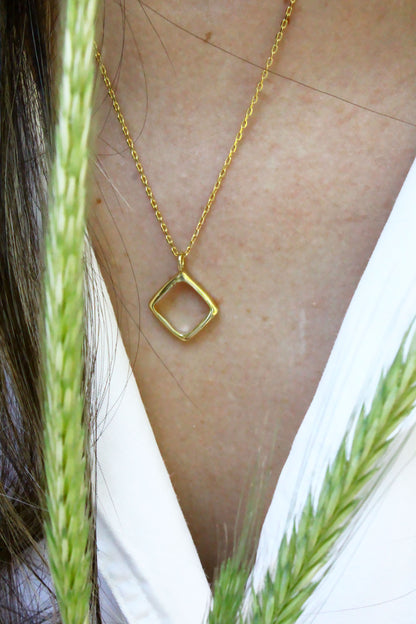 Etri Necklace Gold