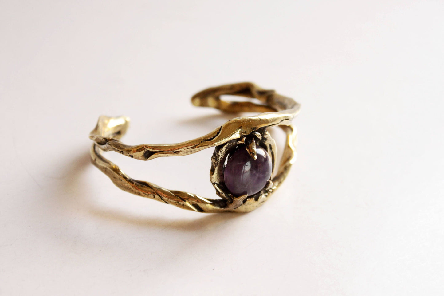 Gold bracelet with a purple amethyst crystal