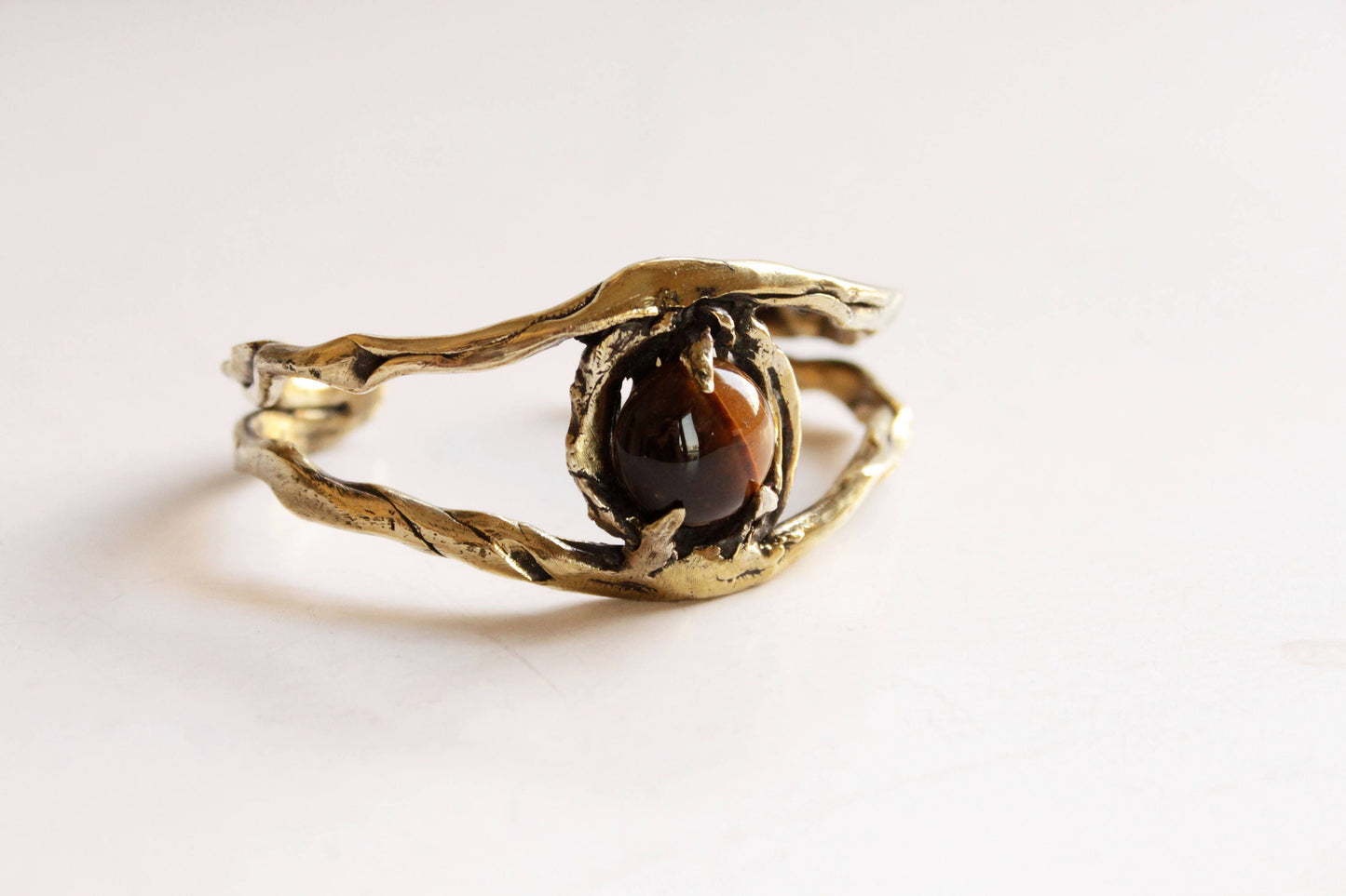 Gold ring with a brown tiger eye gemstone 