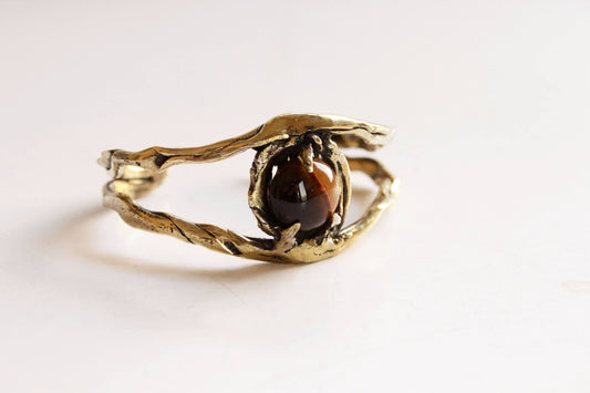 Gold ring with a brown tiger eye gemstone 