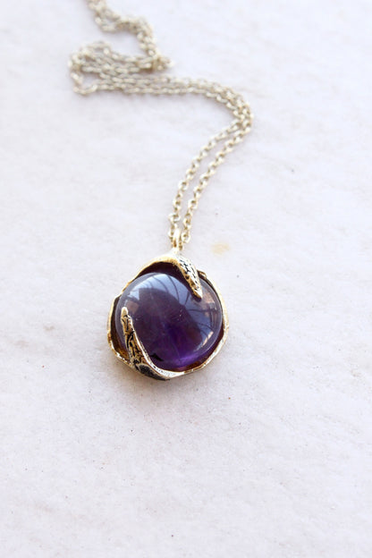 Necklace with a purple amethyst crystal 