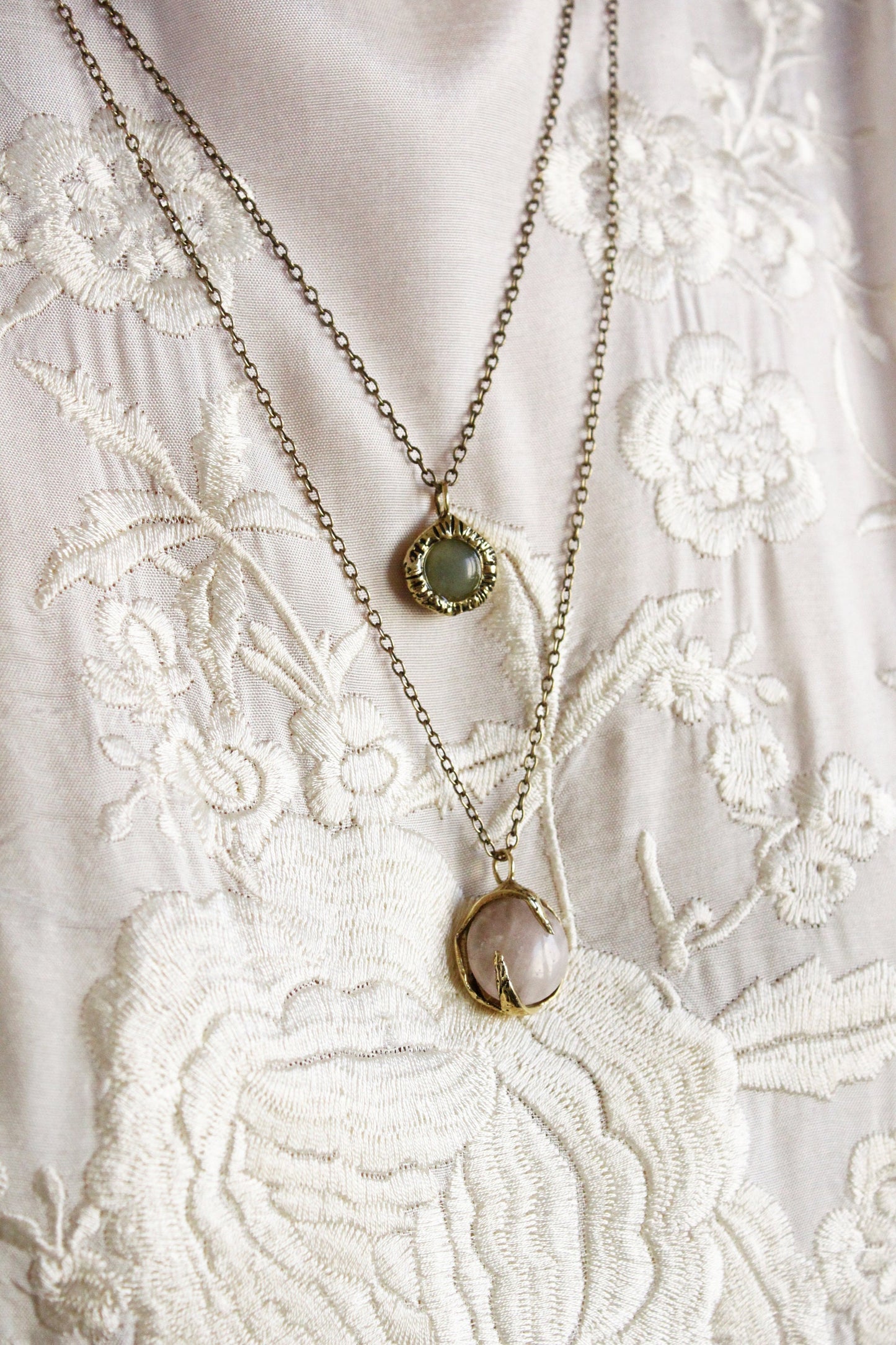 Necklace with aventurine crystal and rose quartz gemstone 