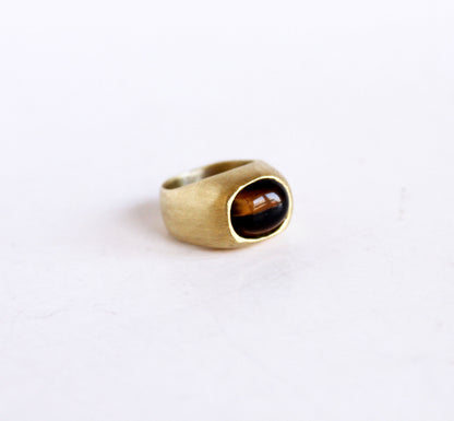 Gold matte ring with atigers eye crystal