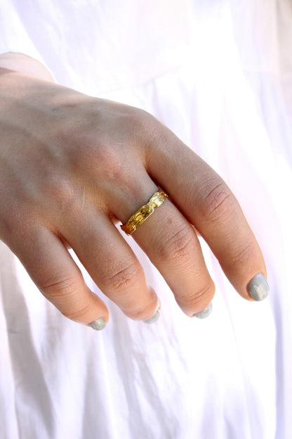 Minimal gold ring 