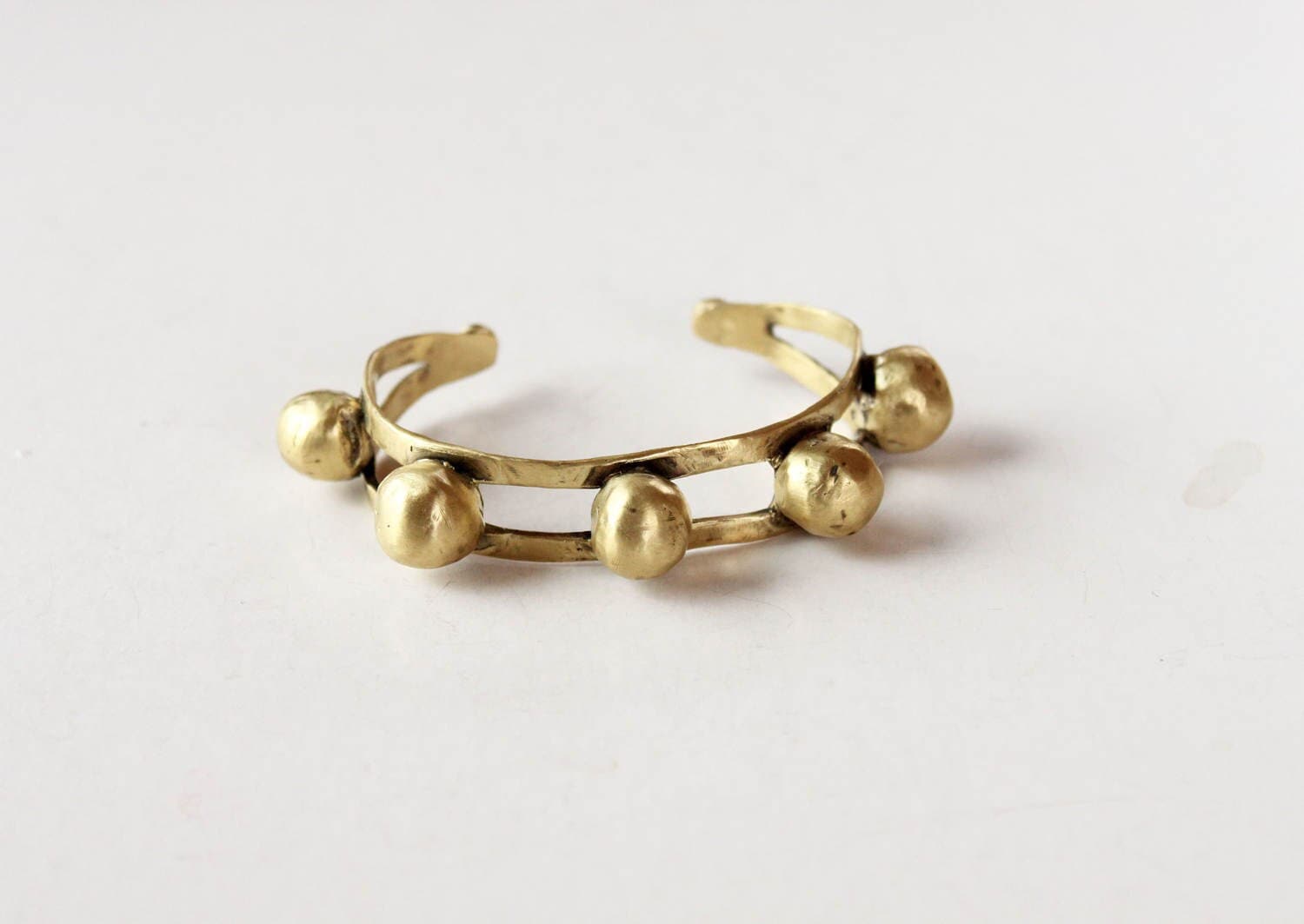 Gold bracelet with spherical ends 