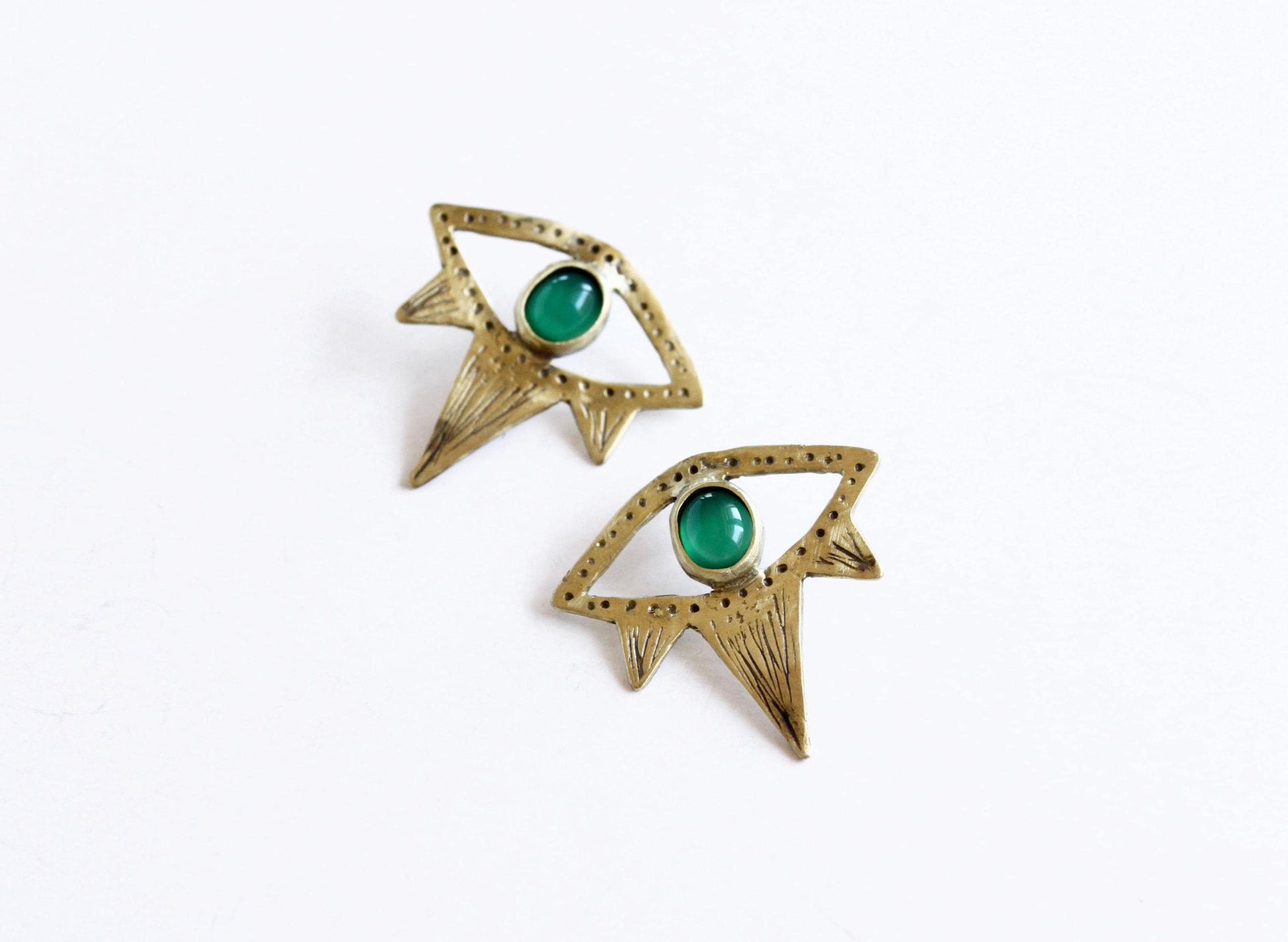 Gold eyes earrings with green gemstones
